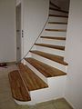Betontreppe mit Holz belegt